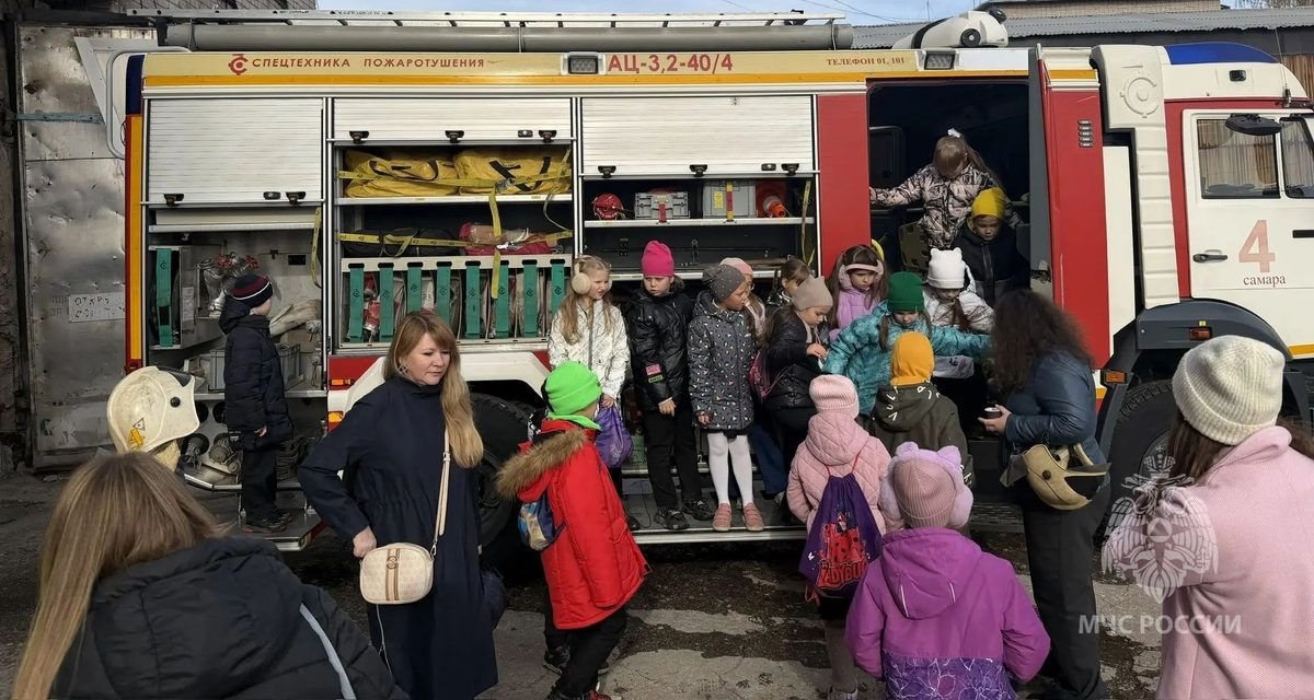 Школьники из Тольятти побывали в пожарной части и подержали пожарный ствол
