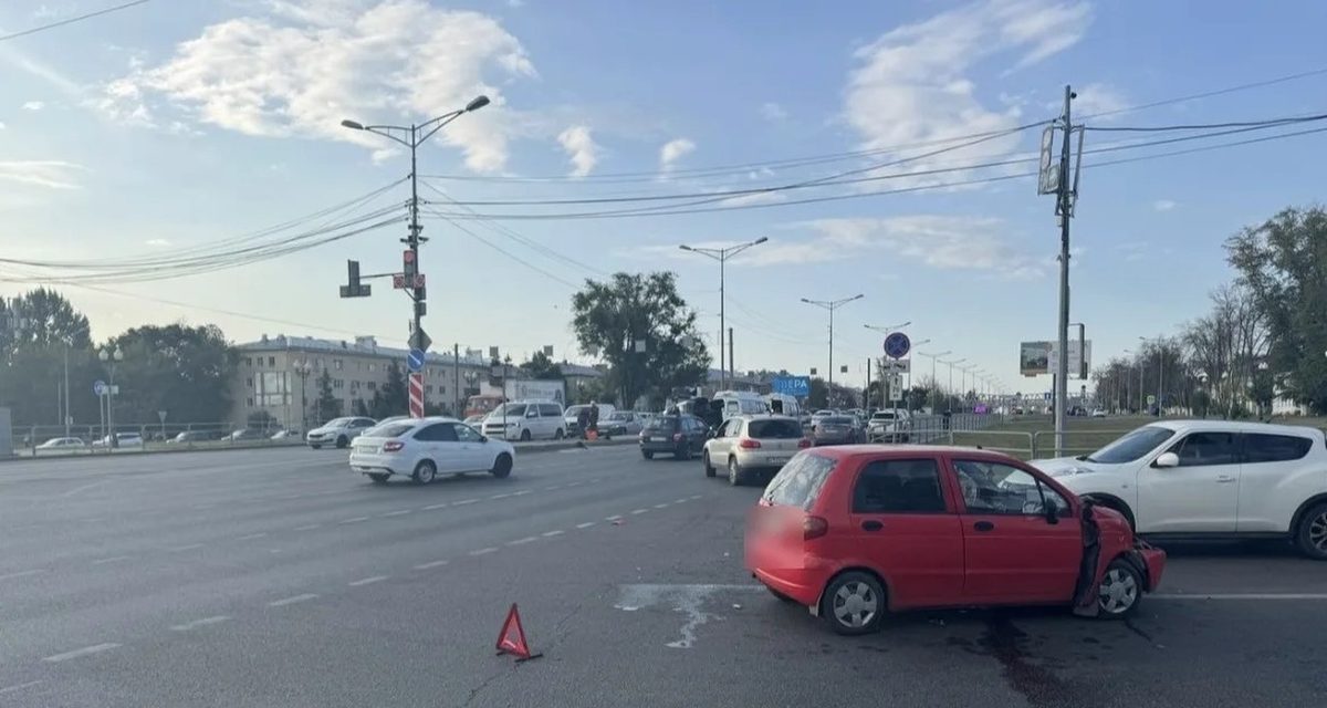 Легковушка столкнулась со скорой на перекрёстке в Самаре — спецмашина перевернулась