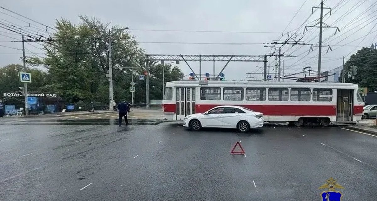 В Самаре водитель Hyundai не уступил дорогу трамваю, пассажирку автомобиля доставили в больницу