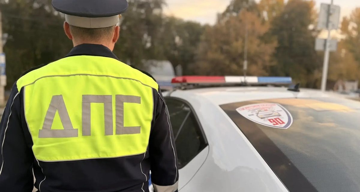 Инспекторы ДПС вывели жильцов пятиэтажки в Самаре из-за дыма из окна