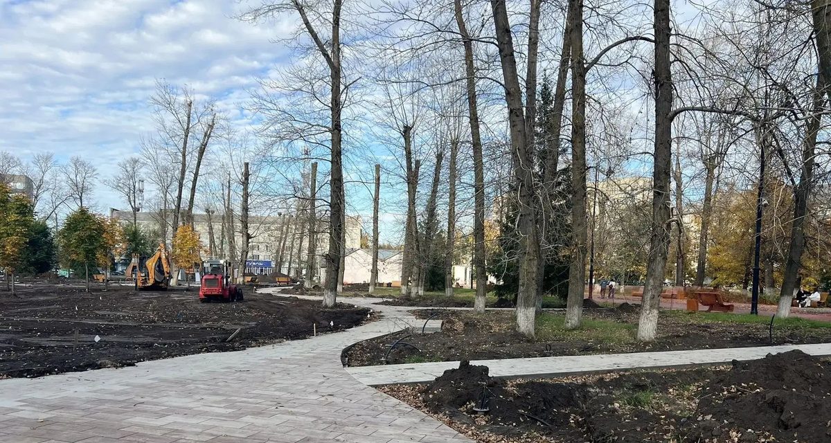 В Центральном парке Тольятти укладывают брусчатку и восстанавливают шахматный павильон